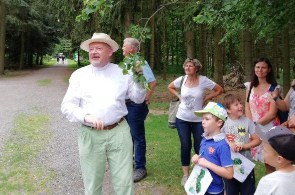 Führung mit Kräuterpfarrer Benedikt Felsinger O.Praem., © Naturpark Geras, Margit