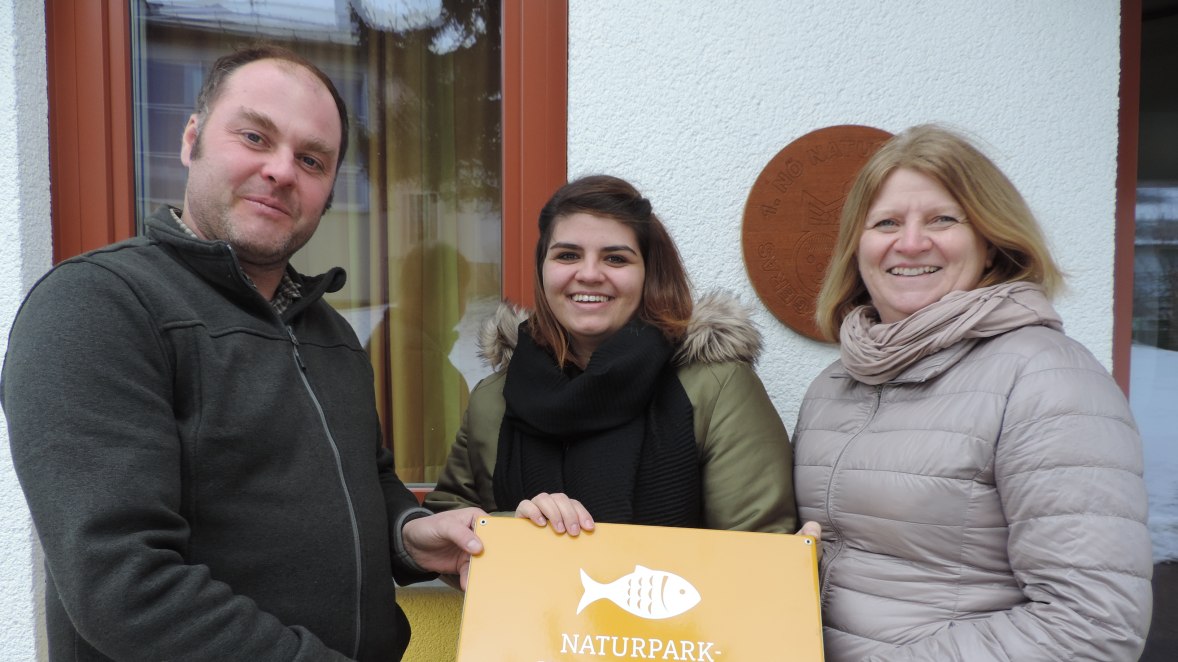 Wir freuen uns über die bestandene Evaluierung!
Weiterhin dürfen wir den Titel Naturpark-Kindergarten tragen.
Markus Philipp, Caroline Aufmesser, Karin Gutmann, © Verein Naturpark Geras