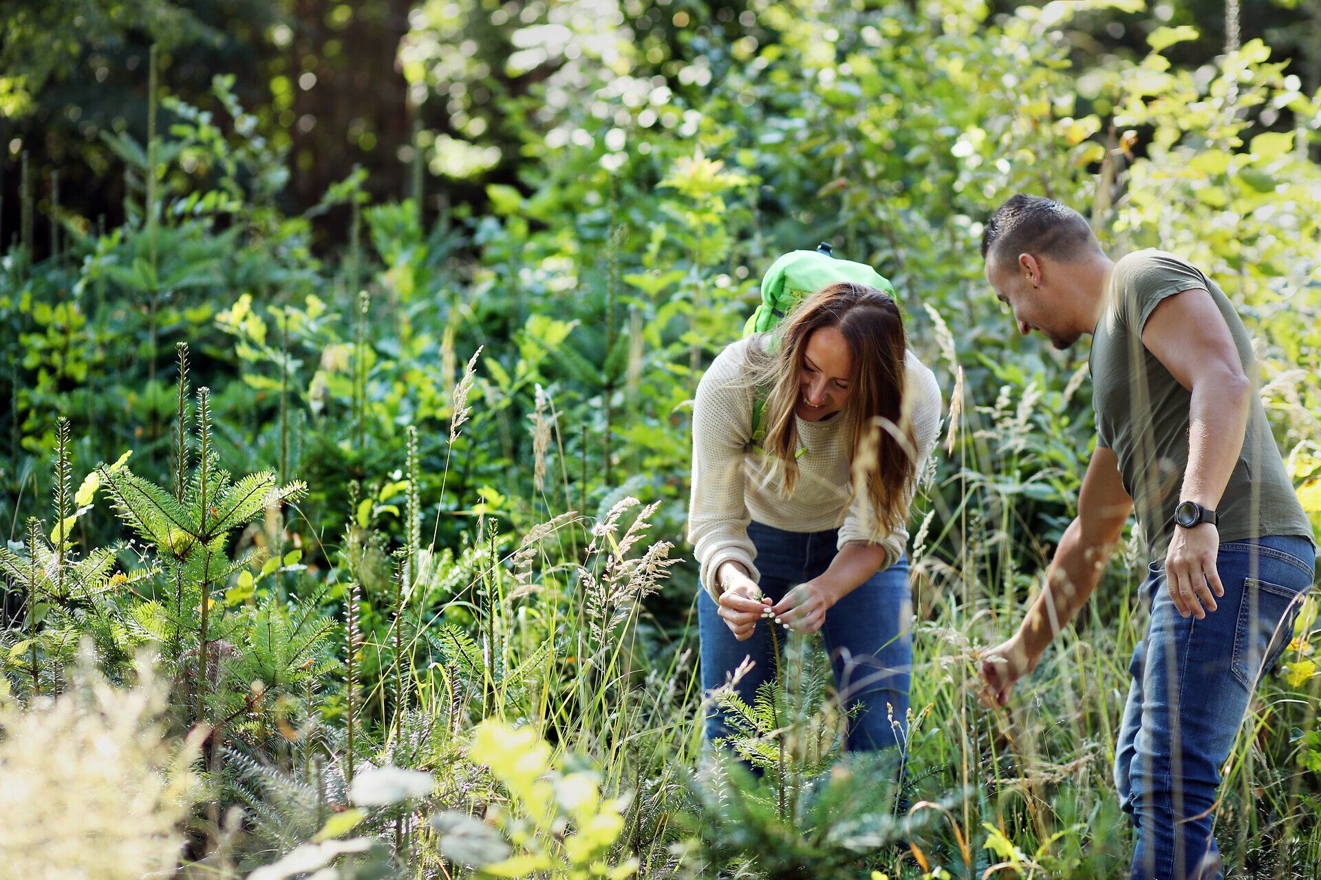 Ein paar betrachtet gemeinsam die Vegetation im Wald im Naturpark Geras. 