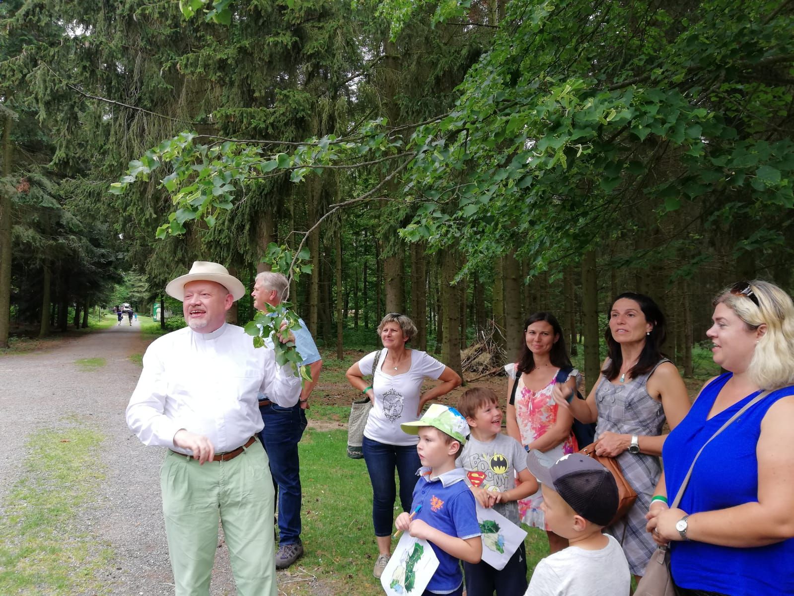 Kräuterpfarrer Benedikt erklärt bei einer Wanderung die Blätter
