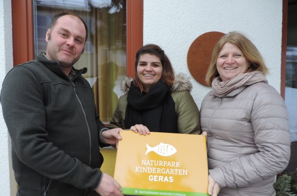 Wir freuen uns über die bestandene Evaluierung!
Weiterhin dürfen wir den Titel Naturpark-Kindergarten tragen.
Markus Philipp, Caroline Aufmesser, Karin Gutmann, © Verein Naturpark Geras