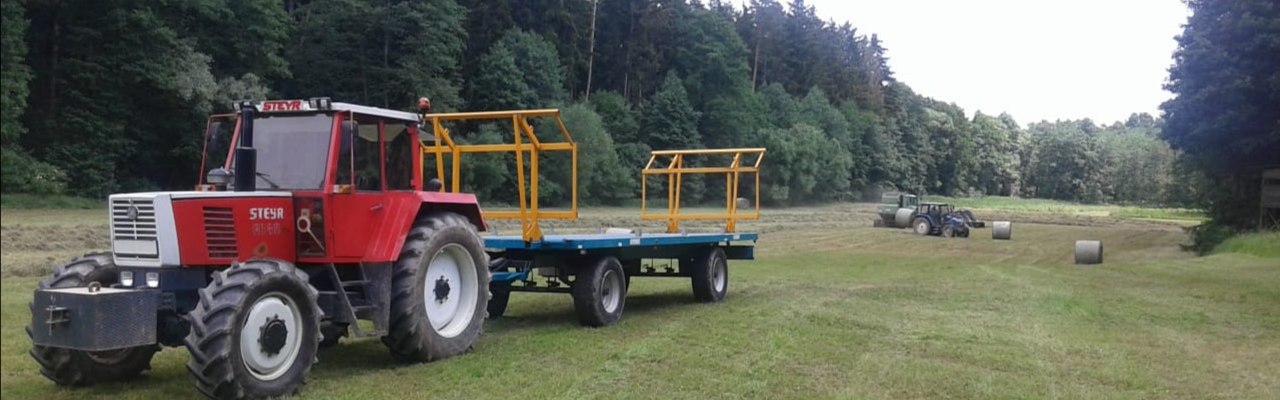 Rundballen werden für den Transport nach Geras verladen, © Naturpark Geras, Harry