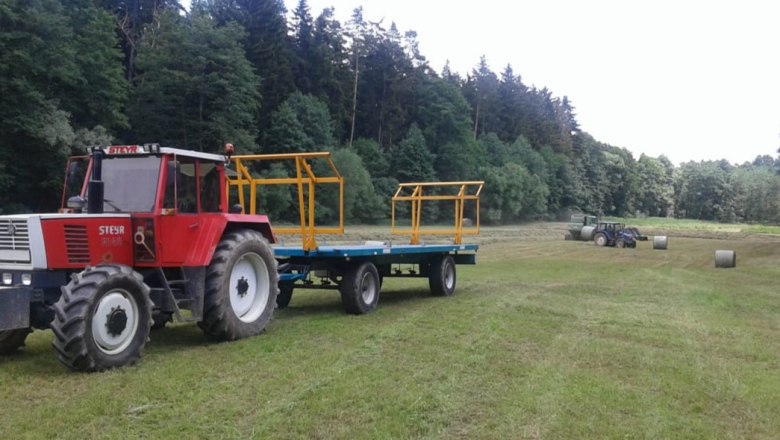 Rundballen werden für den Transport nach Geras verladen, © Naturpark Geras, Harry