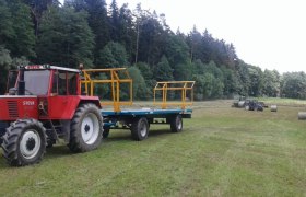 Rundballen werden für den Transport nach Geras verladen, © Naturpark Geras, Harry