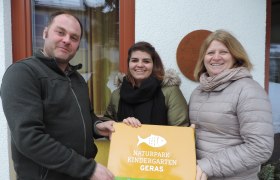 Wir freuen uns über die bestandene Evaluierung!
Weiterhin dürfen wir den Titel Naturpark-Kindergarten tragen.
Markus Philipp, Caroline Aufmesser, Karin Gutmann, © Verein Naturpark Geras